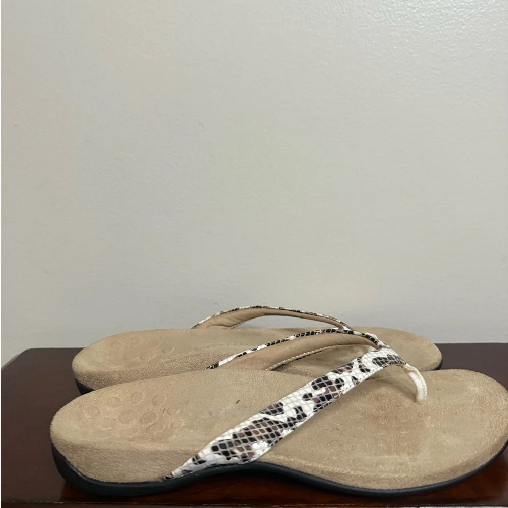 Vionic Tan and Black leopard Patterned Sandals in women’s size 9